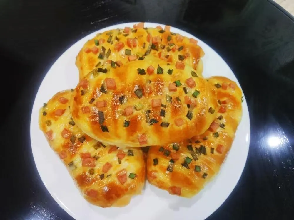 🥖 超满足肉松面包卷 准备材料：高筋面粉210克、鸡蛋液40克（另备1个刷面）、牛奶80克、盐2克、细砂糖40克、酵母3克、黄油27克（室温软化）、沙拉酱、肉